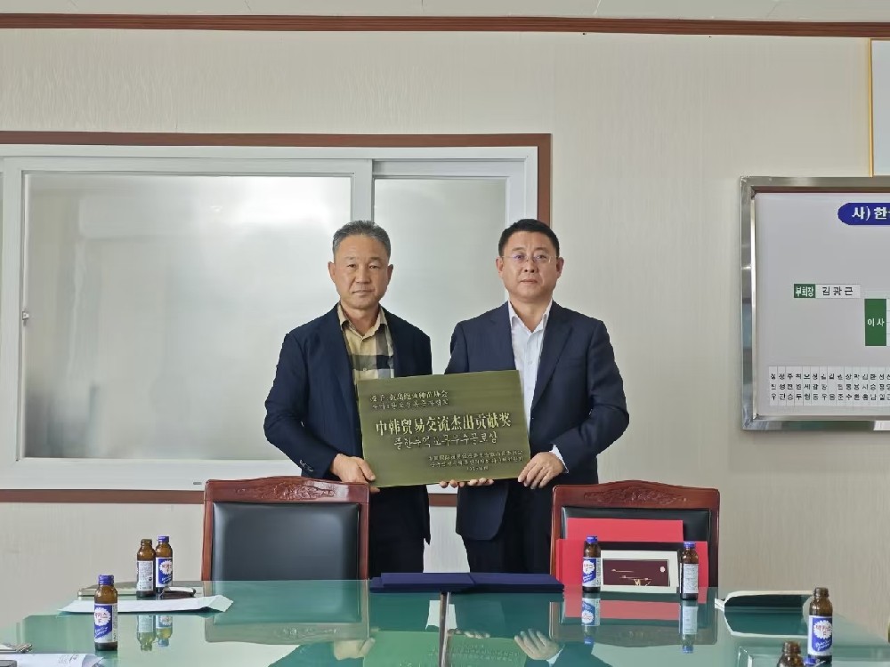 微山县县委李勇书记向菀岛水产事业部频发“贡献奖牌”，代表公司感谢鲍鱼饲料的合作。