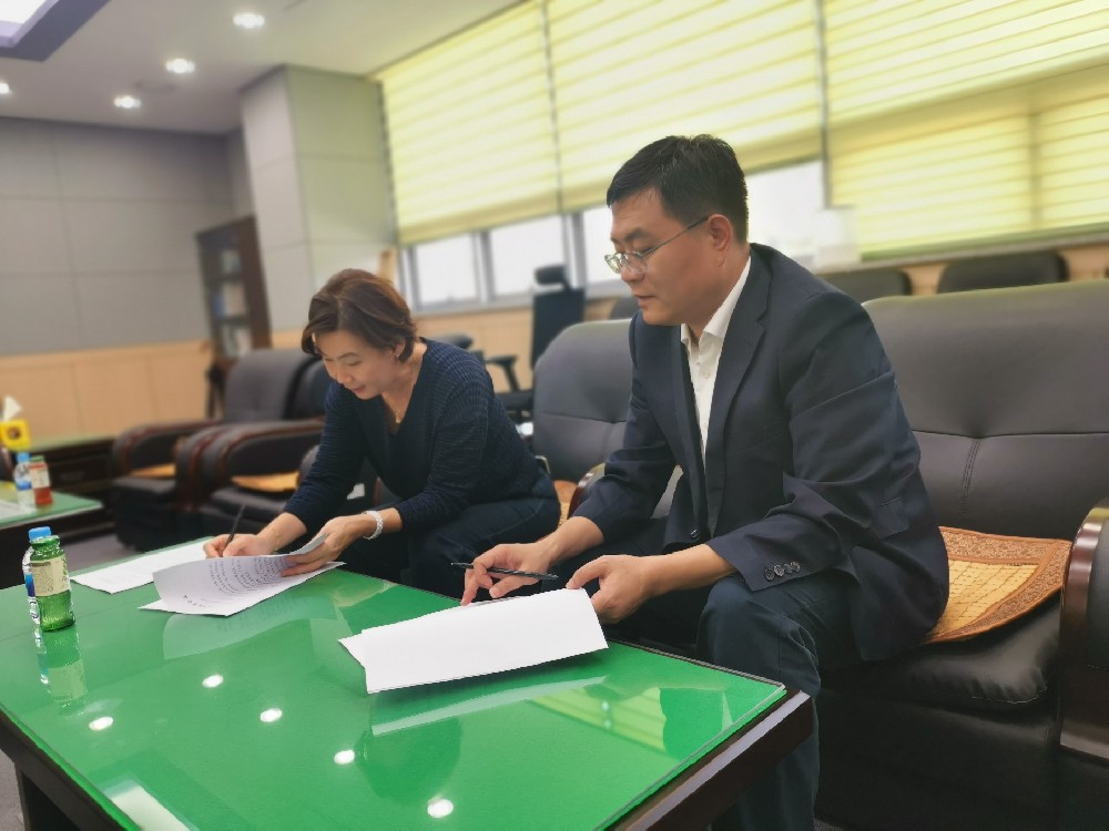 2023年10月胡忠华县长与公司代理商 李恩惠社长签订鲍鱼饲料未来合作框架协议